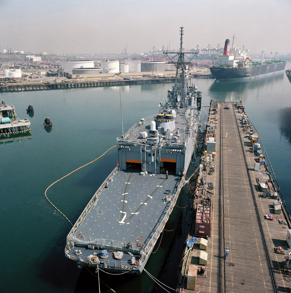 A stern view of the guided missile frigate USS RODNEY M. DAVIS (FFG 60 ...