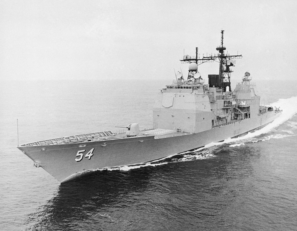 A port bow view of the guided missile cruiser USS ANTIETAM (CG 54 ...