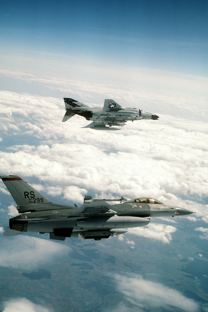 An air-to-air right side view of an F-16C Fighting Falcon aircraft ...