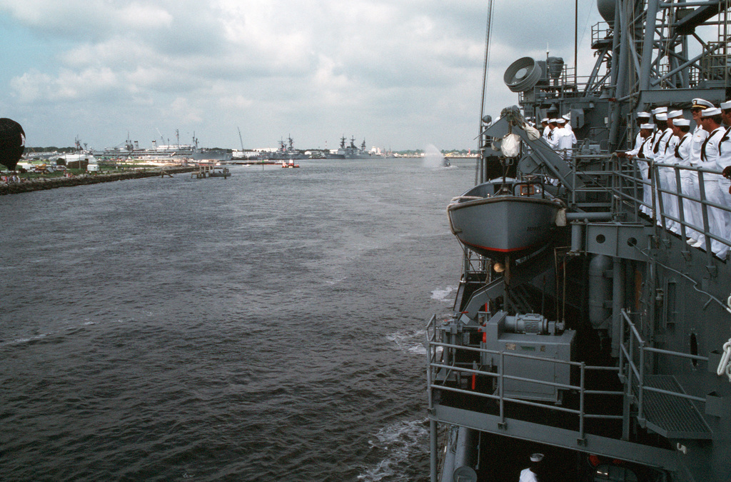 Uss stark. USS FFG-31. Фрегата USS Stark. Белая база корабль. USS Terror.