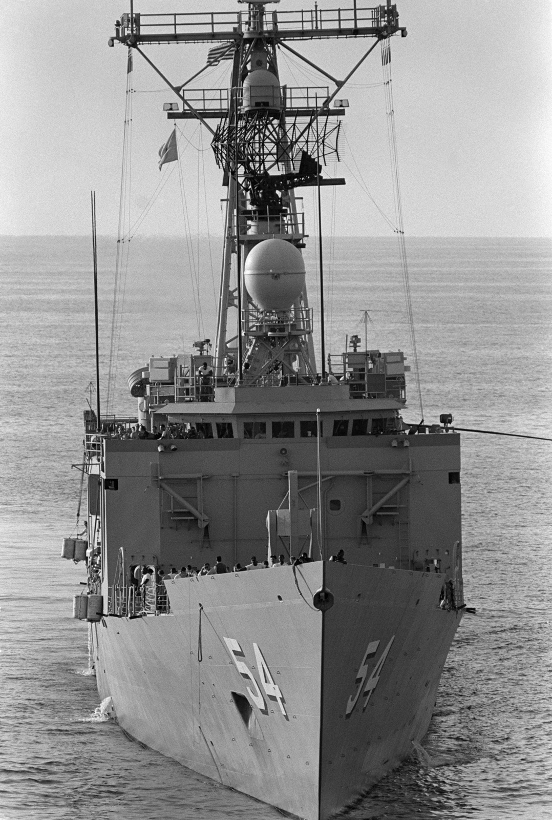 The guided missile frigate USS FORD (FFG 54) prepares to come alongside ...