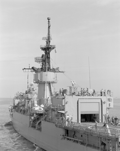 A port quarter view of the frigate USS MOINESTER (FF 1097) - PICRYL ...