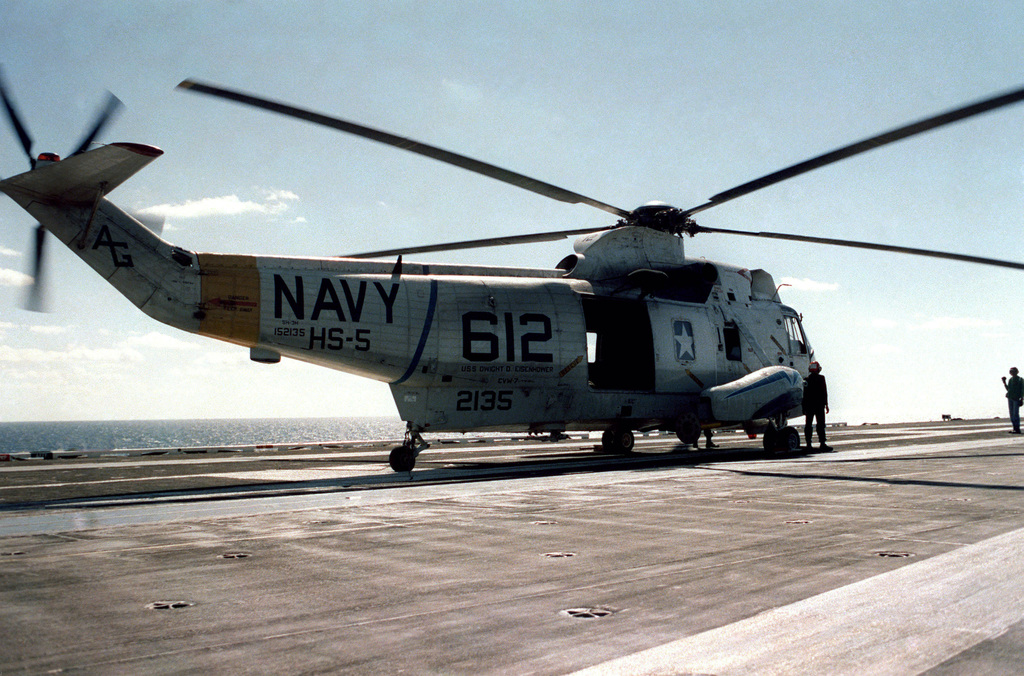 A Helicopter Anti-submarine Squadron 5 (HS-5) SH-3H Sea King helicopter ...