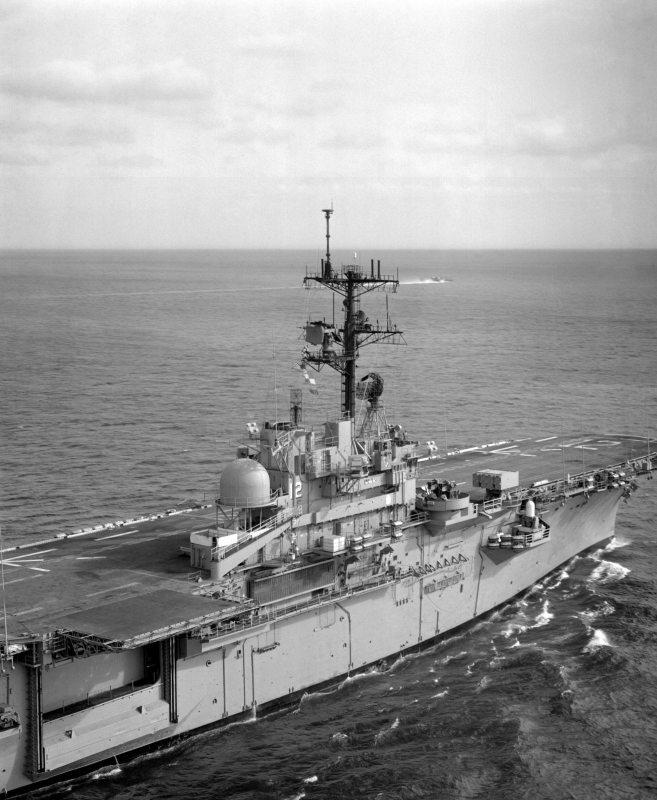 A partial starboard view of the amphibious assault ship USS INCHON (LPH ...