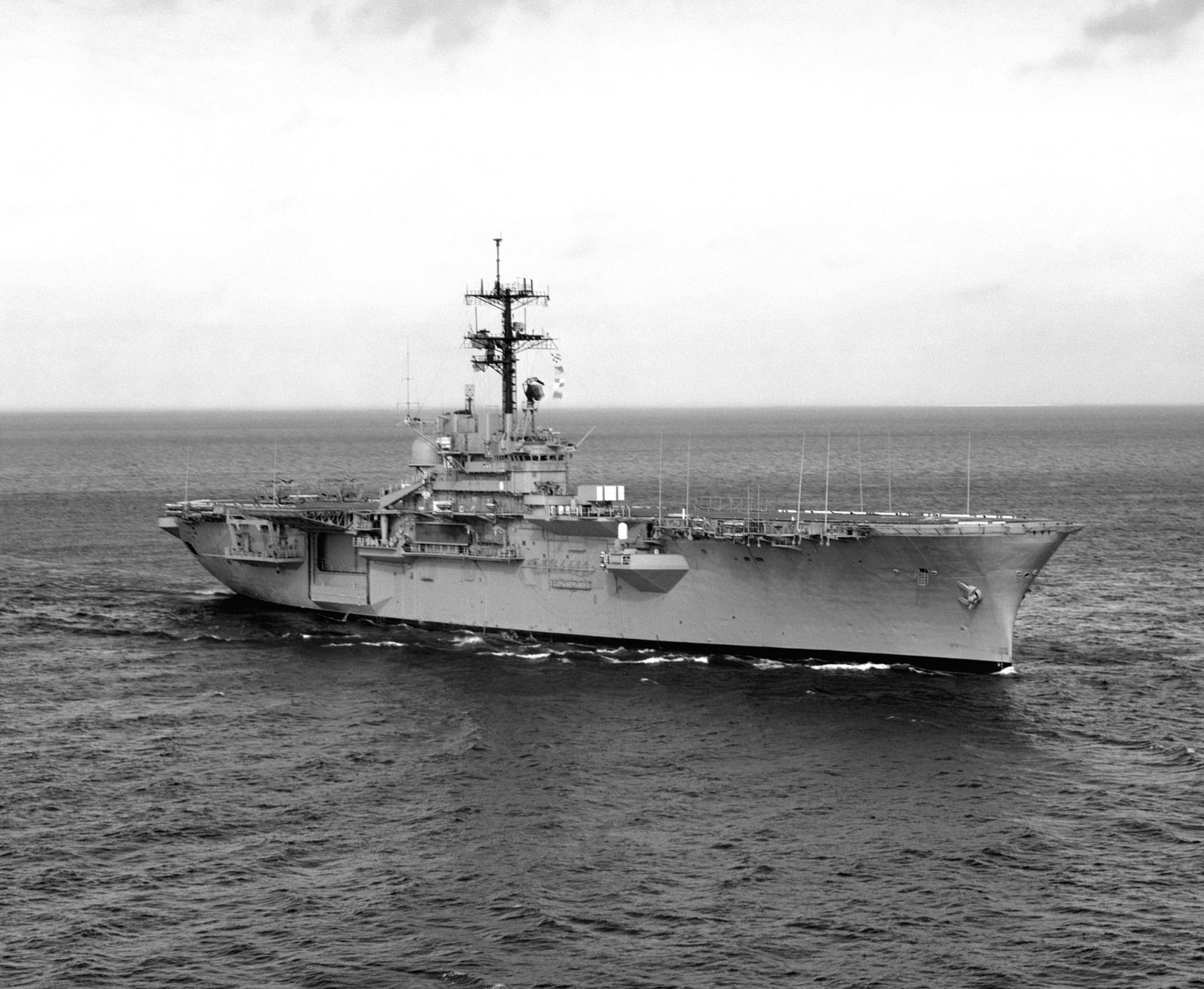 A starboard view of the amphibious assault ship USS INCHON (LPH 12 ...