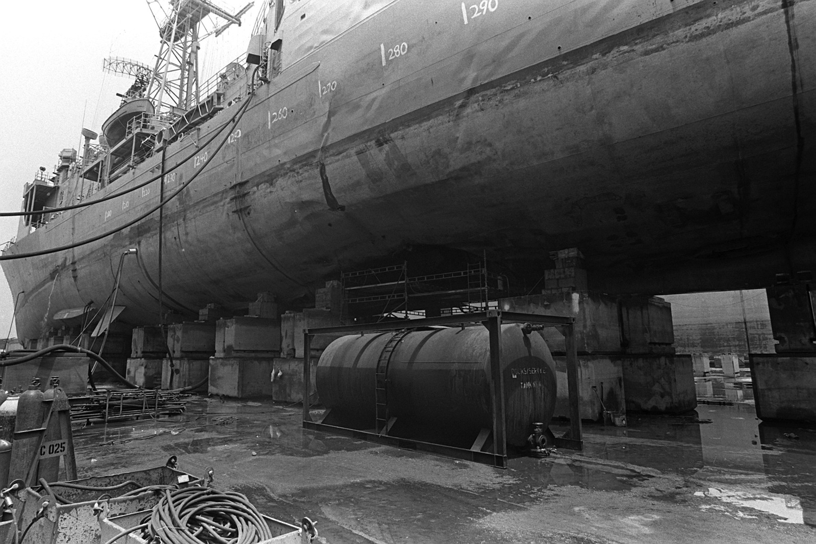 A view of the damage to the hull of the guided missile frigate USS ...