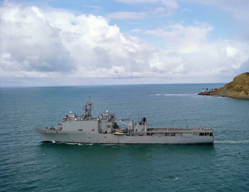 Rumores de Pasillo 2019 -202X - Página 33 Aerial-port-side-view-of-the-whidbey-island-class-uss-rushmore-lsd-47-americas-1c40af-1024