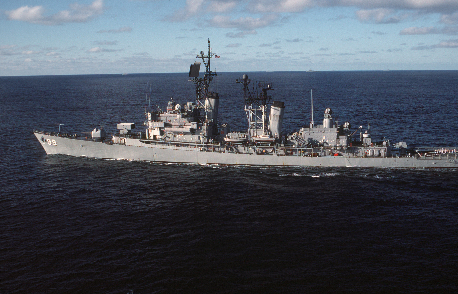 A port view of the destroyer USS MACDONOUGH (DD 39) underway with the ...