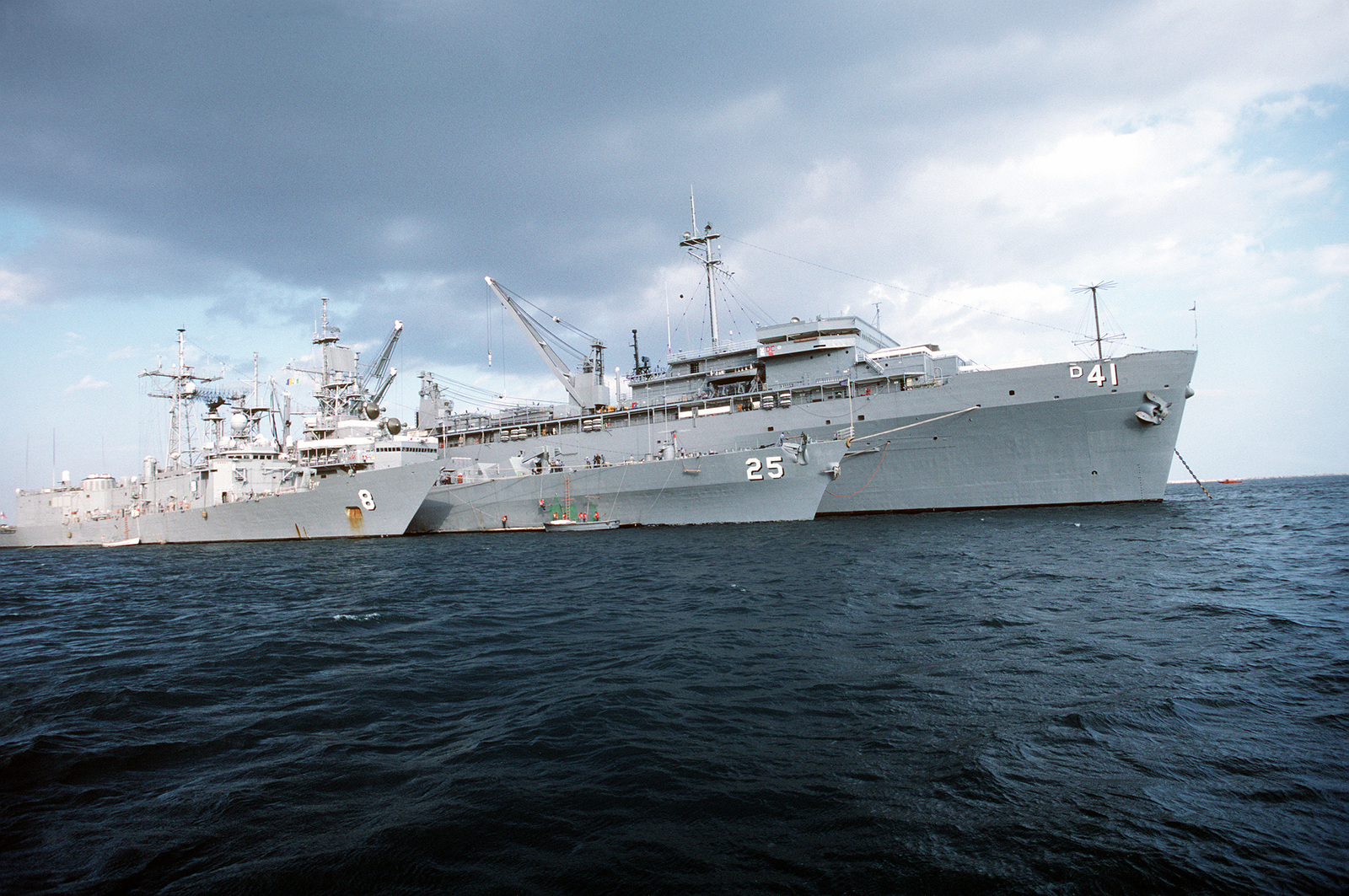 Корабль главные роли. Плавбаза ВМС США. Плавбаза эсминцев. USS Bainbridge CGN-25. USS Bainbridge (CGN-25) модель.