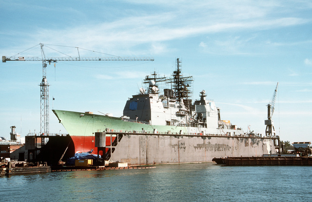 A port bow view of the guided missile cruiser USS YORKTOWN (CG 48 ...