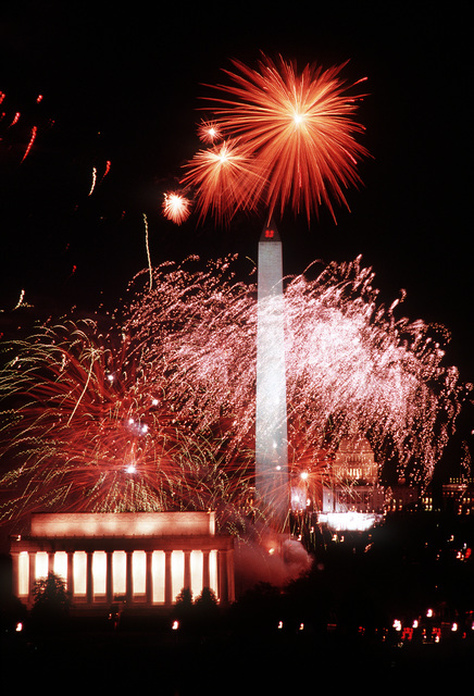 Fireworks provide the backdrop for the Lincoln Memorial, Washington ...