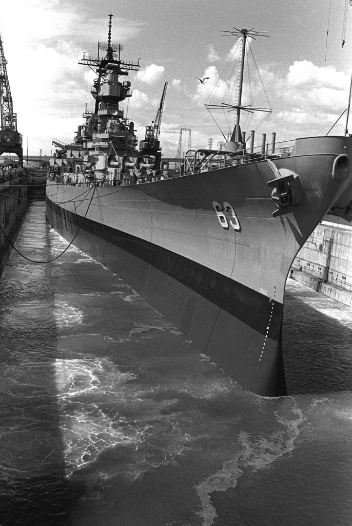 A starboard bow view of the battleship USS MISSOURI (BB-63) standing in ...