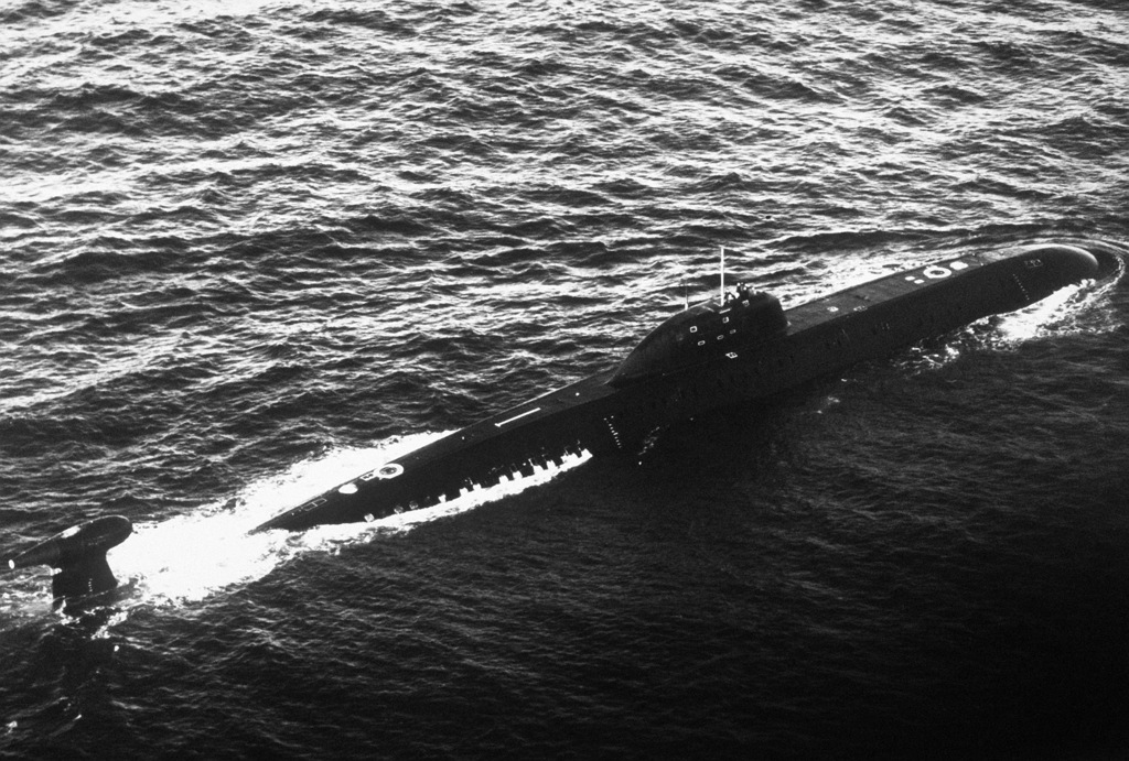 A starboard quarter view of a Soviet Victor III Class nuclear-powered ...