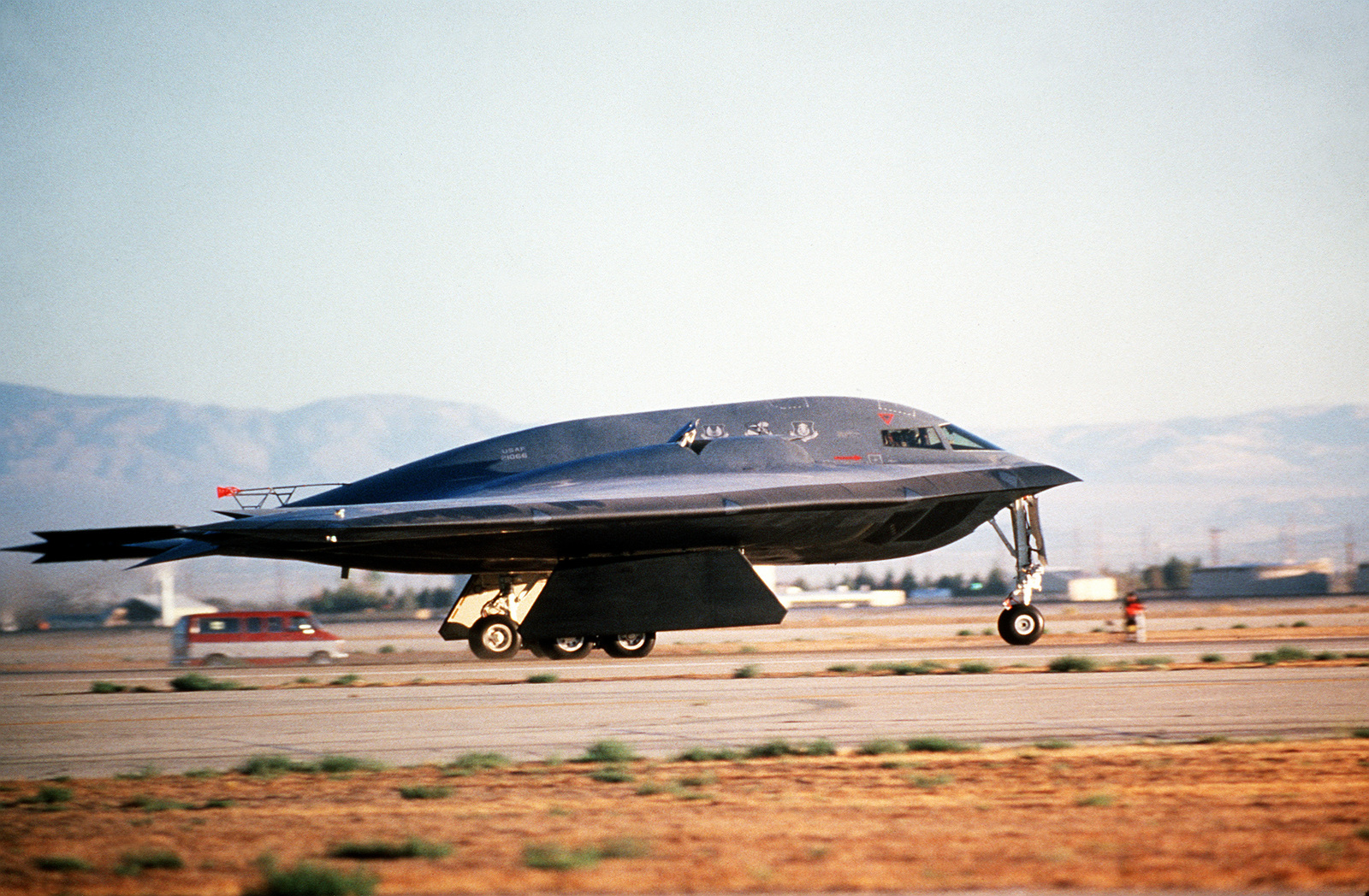 B 2. B-2 Advanced Technology Bomber. B2 самолет. Скорость Northrop b-2. Hangar b-2a.