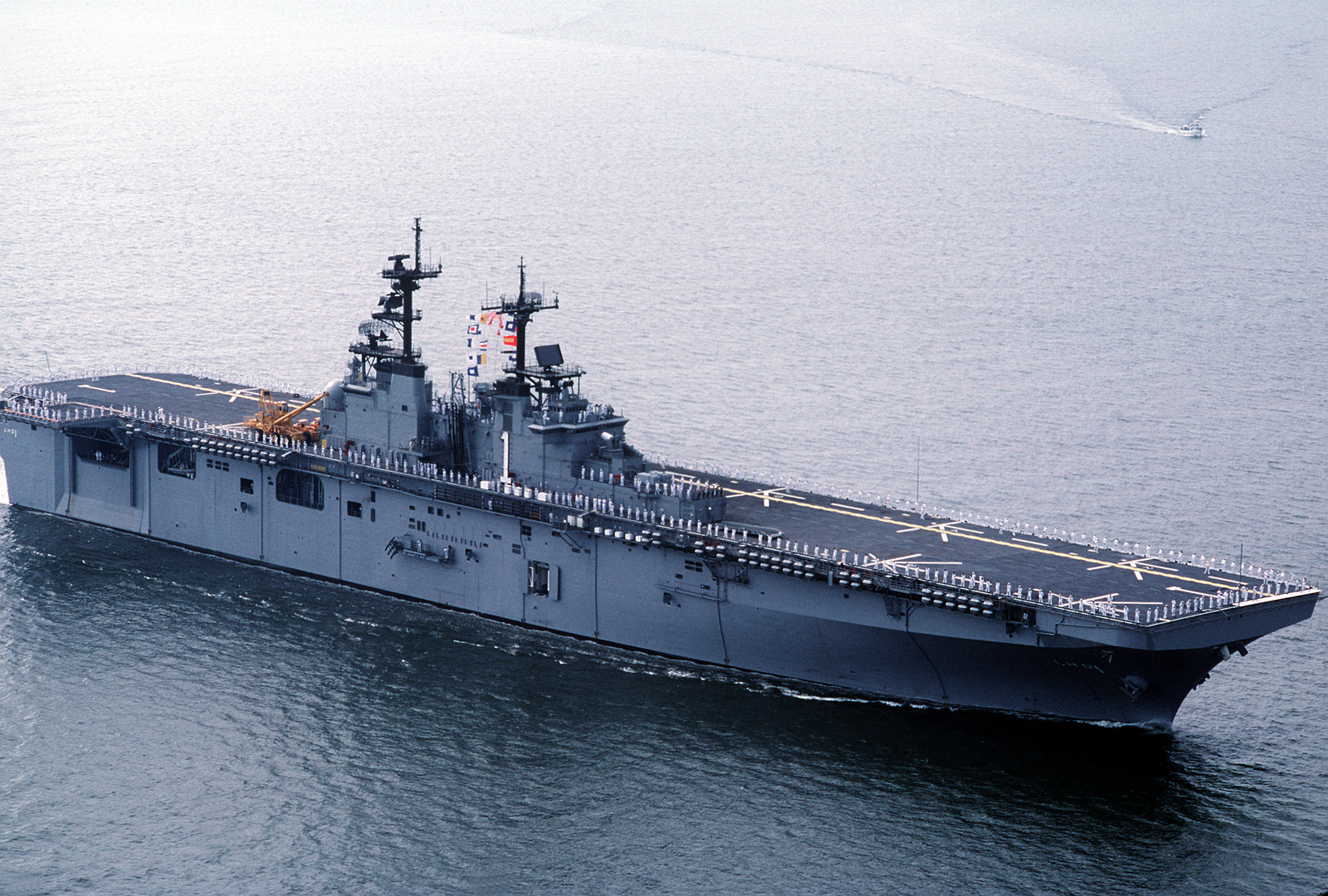 A starboard bow view of the amphibious assault ship USS WASP (LHD-1 ...