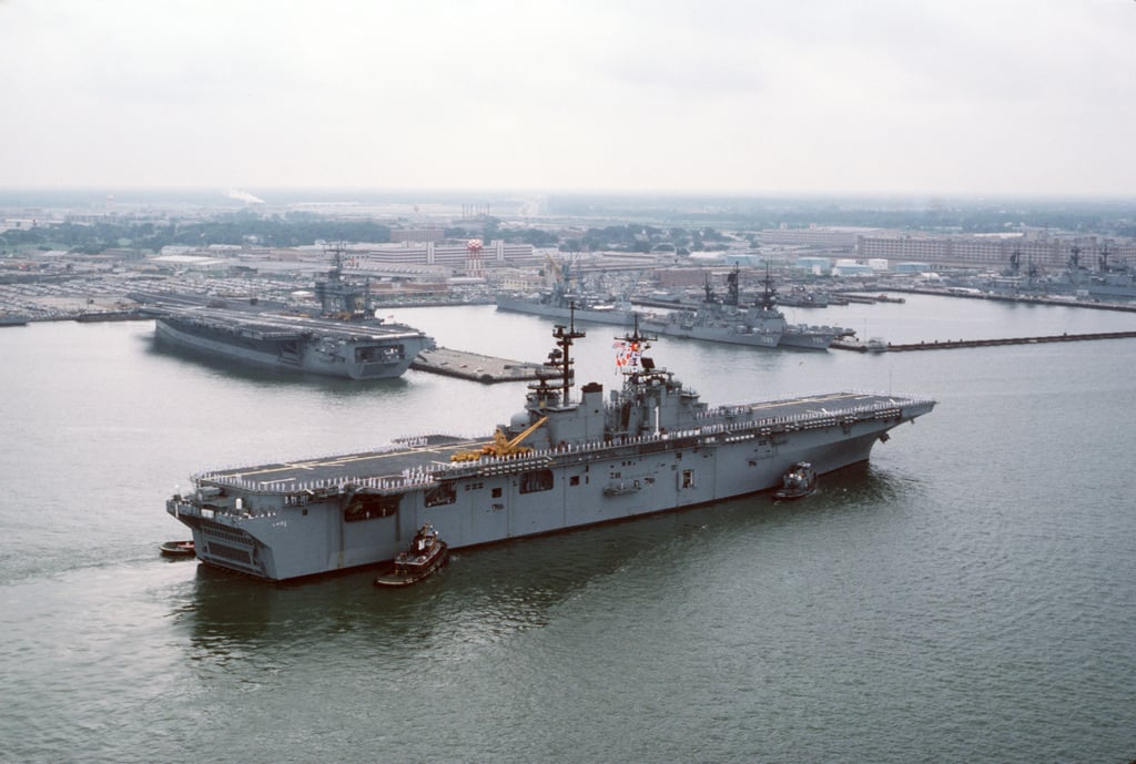 Large harbor tugs maneuver the Amphibious Assault Ship USS WASP (LHD 1 ...