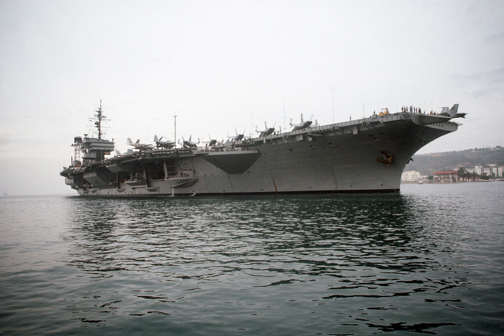 A starboard bow view of the aircraft carrier USS CONSTELLATION (CV-64 ...