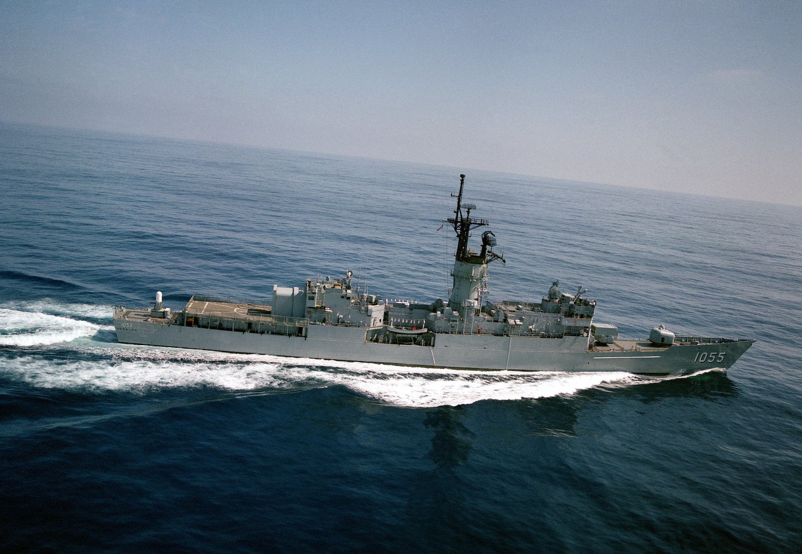 A starboard beam view of the frigate USS HEPBURN (FF 1055) underway off ...