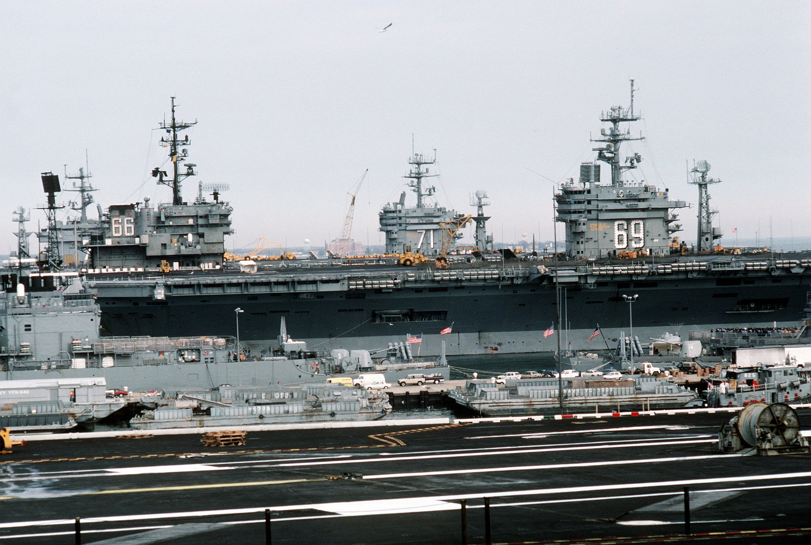 Blick vom Flugdeck des Flugzeugträgers USS JOHN F. KENNEDY (CV-67) auf ...