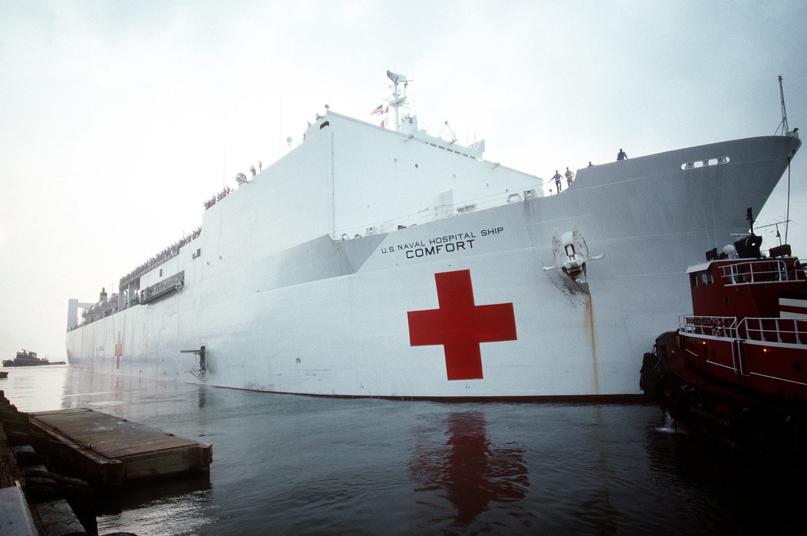 Commercial Tugs Assist The Hospital Ship Usns Comfort T Ah 20 As