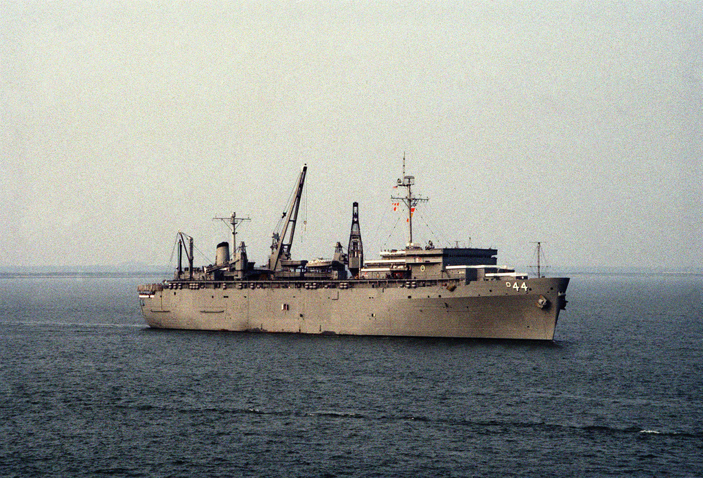 Steuerbordbugansicht Des Zerstörertenders Uss Shenandoah Ad 44 Beim