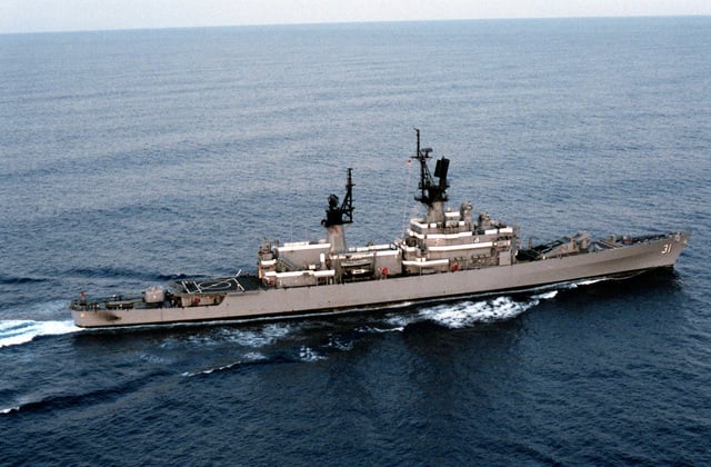 A starboard view of the guided missile cruiser USS STERETT (CG 31 ...