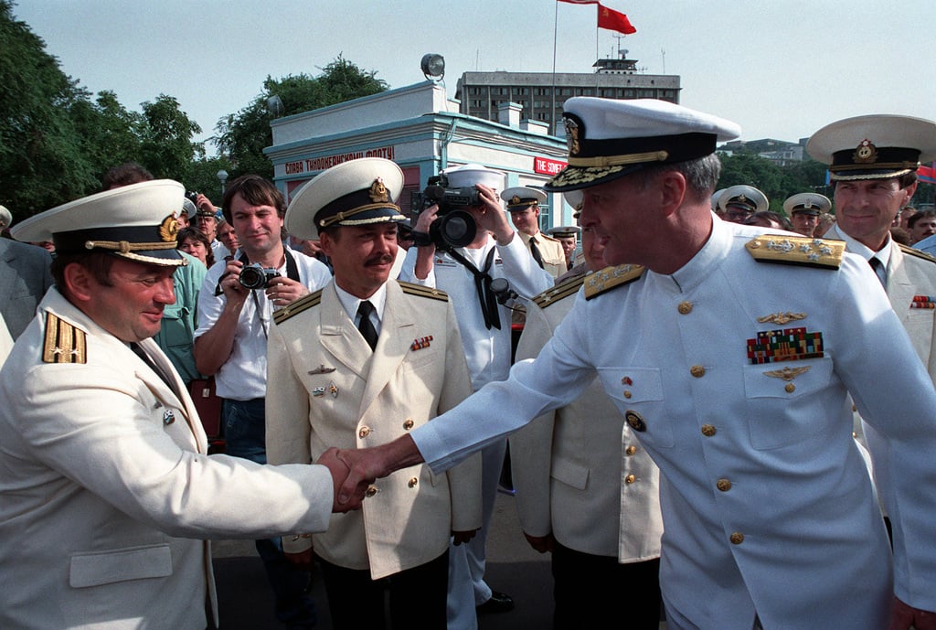 Admiral Charles R Larson Right Commander In Chief Us Pacific Fleet Shakes Hands With A 4368