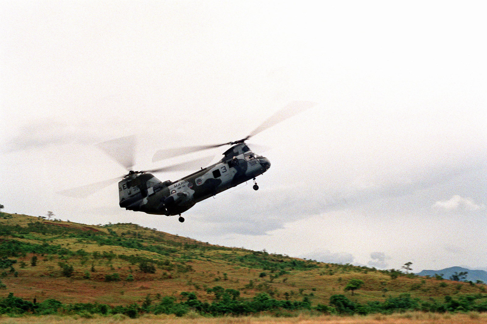 A Marine Medium Helicopter Squadron 262 (HMM-262) CH-46E Sea Knight ...