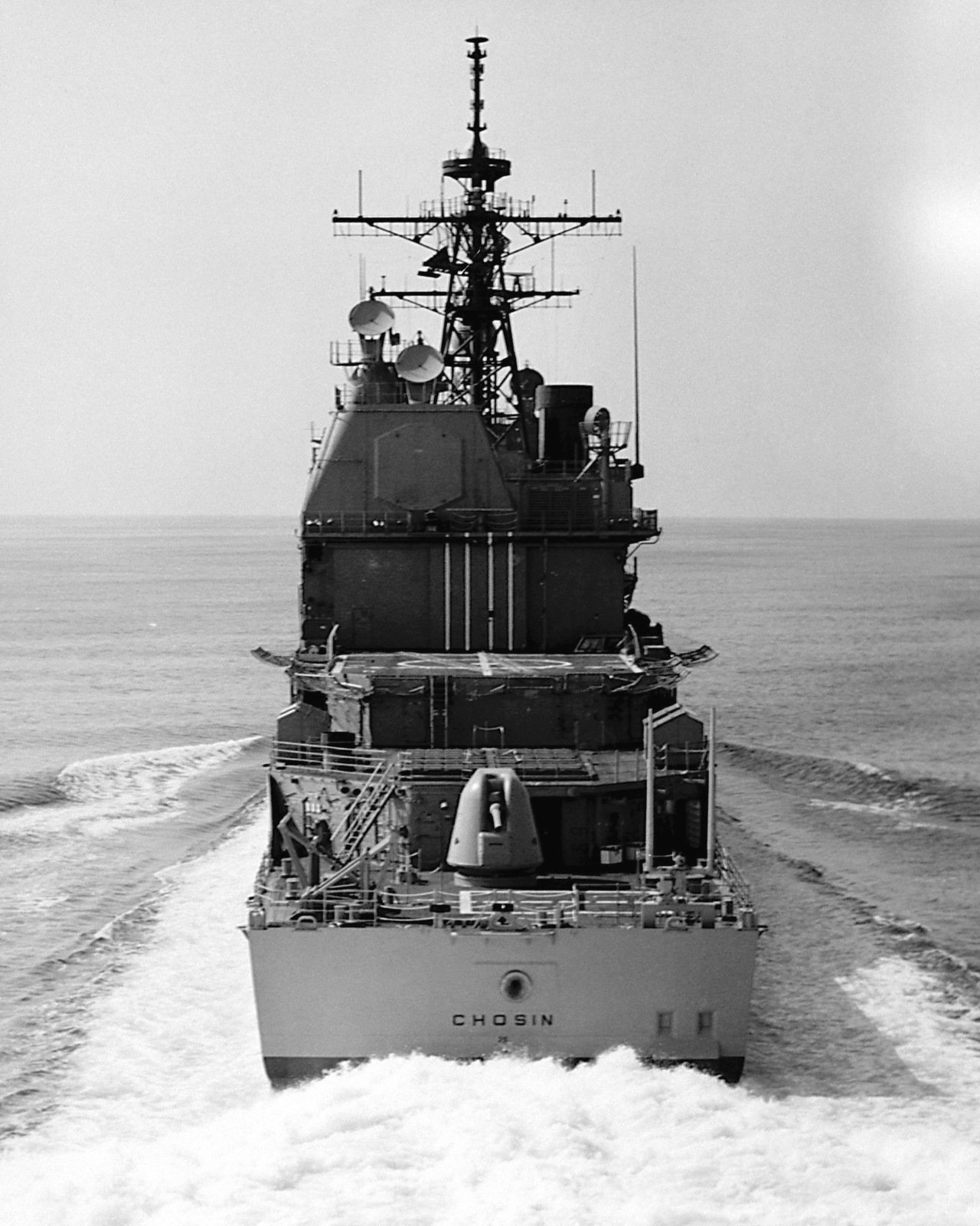 A stern view of the guided missile cruiser USS CHOSIN (CG 65) underway ...