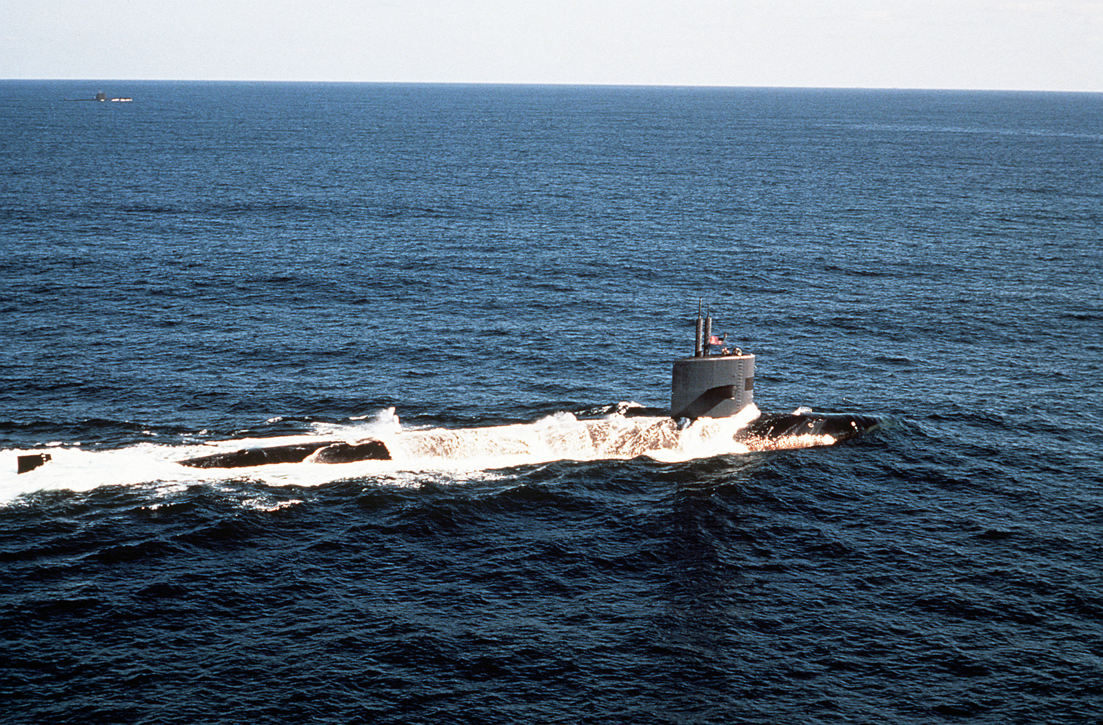 A starboard view of the nuclear-powered attack submarine USS ...