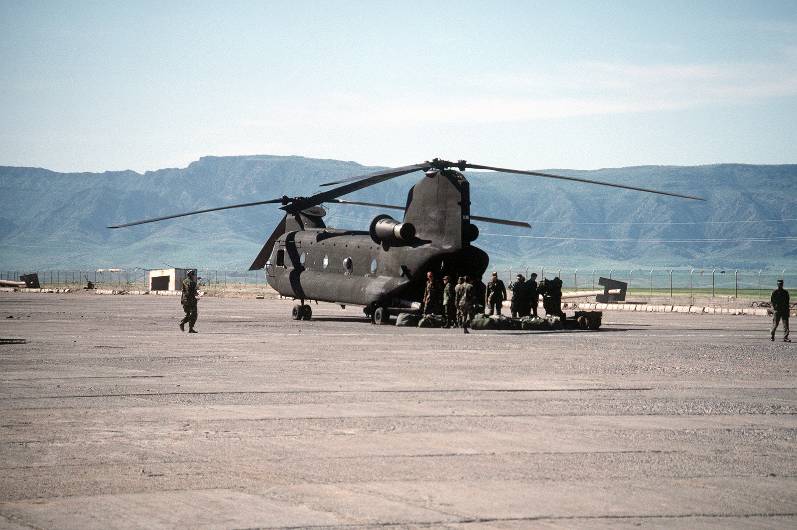 A. U.S. Army CH-47 Chinook Helicopter Takes On Troops During Operation ...