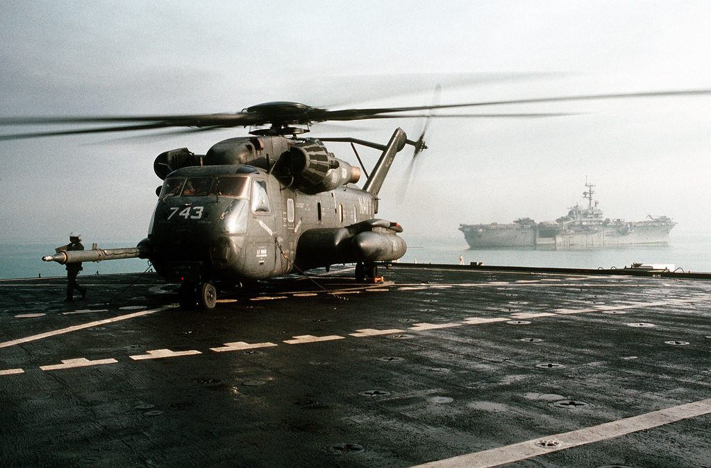 A Helicopter Combat Support Squadron 1 (HC-1) CH-53E Super Stallion ...