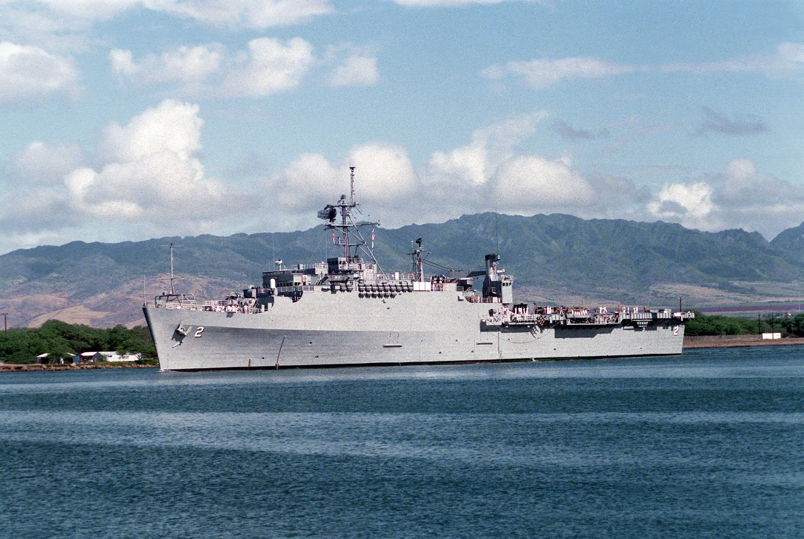 A port bow view of the amphibious transport dock USS VANCOUVER (LPD 2 ...