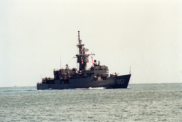 A starboard bow view of the frigate USS RATHBURNE (FF-1057) as it ...