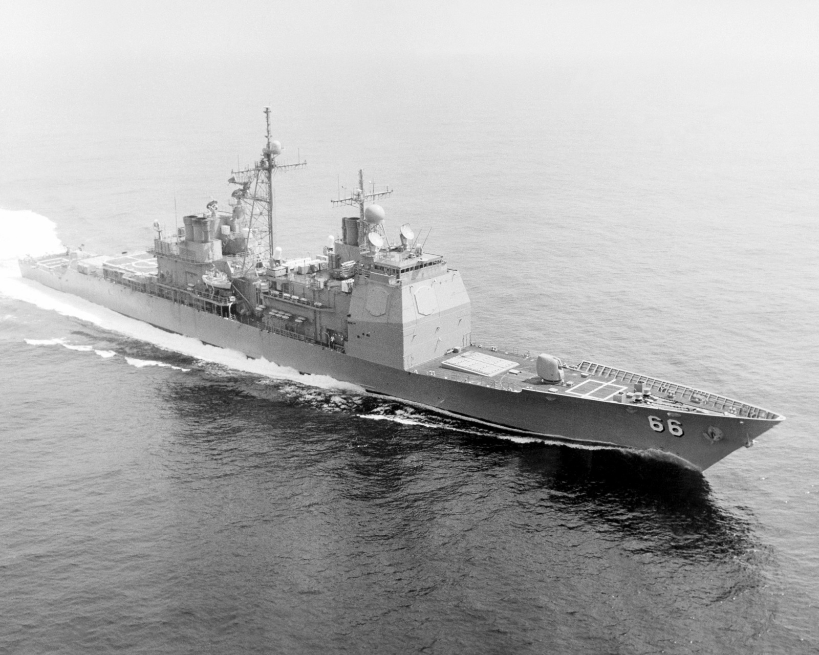 A starboard bow view of the guided missile cruiser USS HUE CITY (CG 66 ...