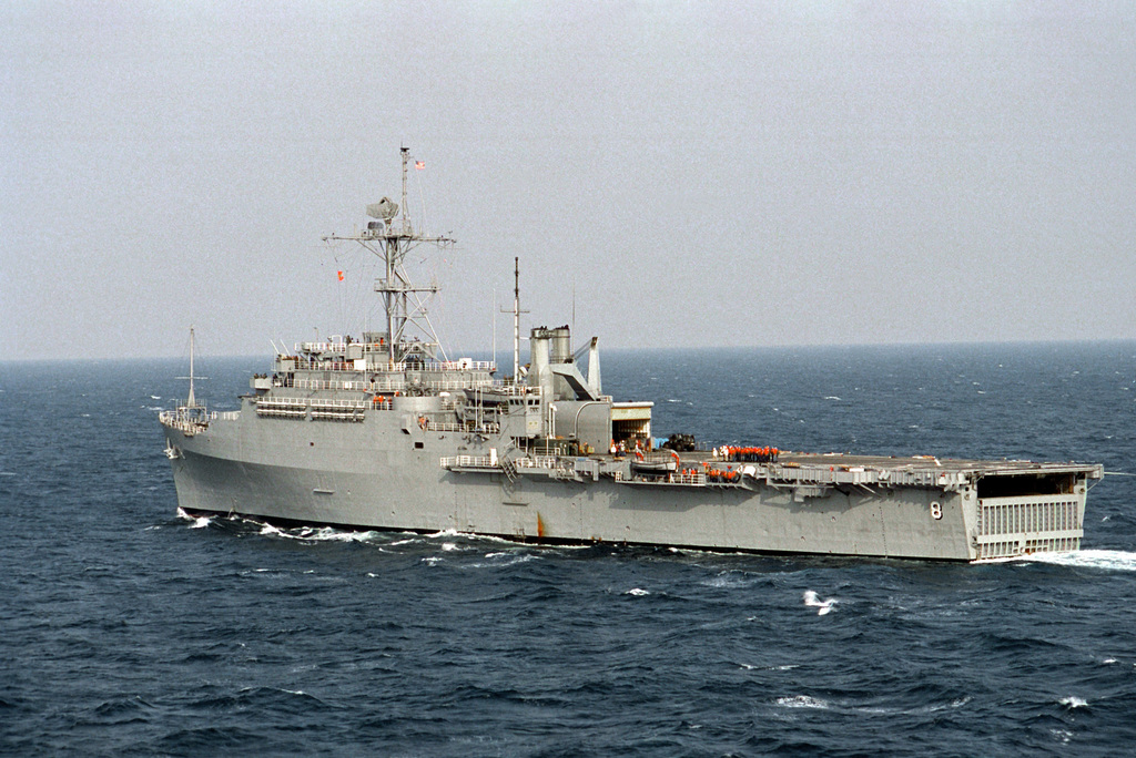 A port quarter view of the amphibious transport dock USS DUBUQUE (LPD-8 ...