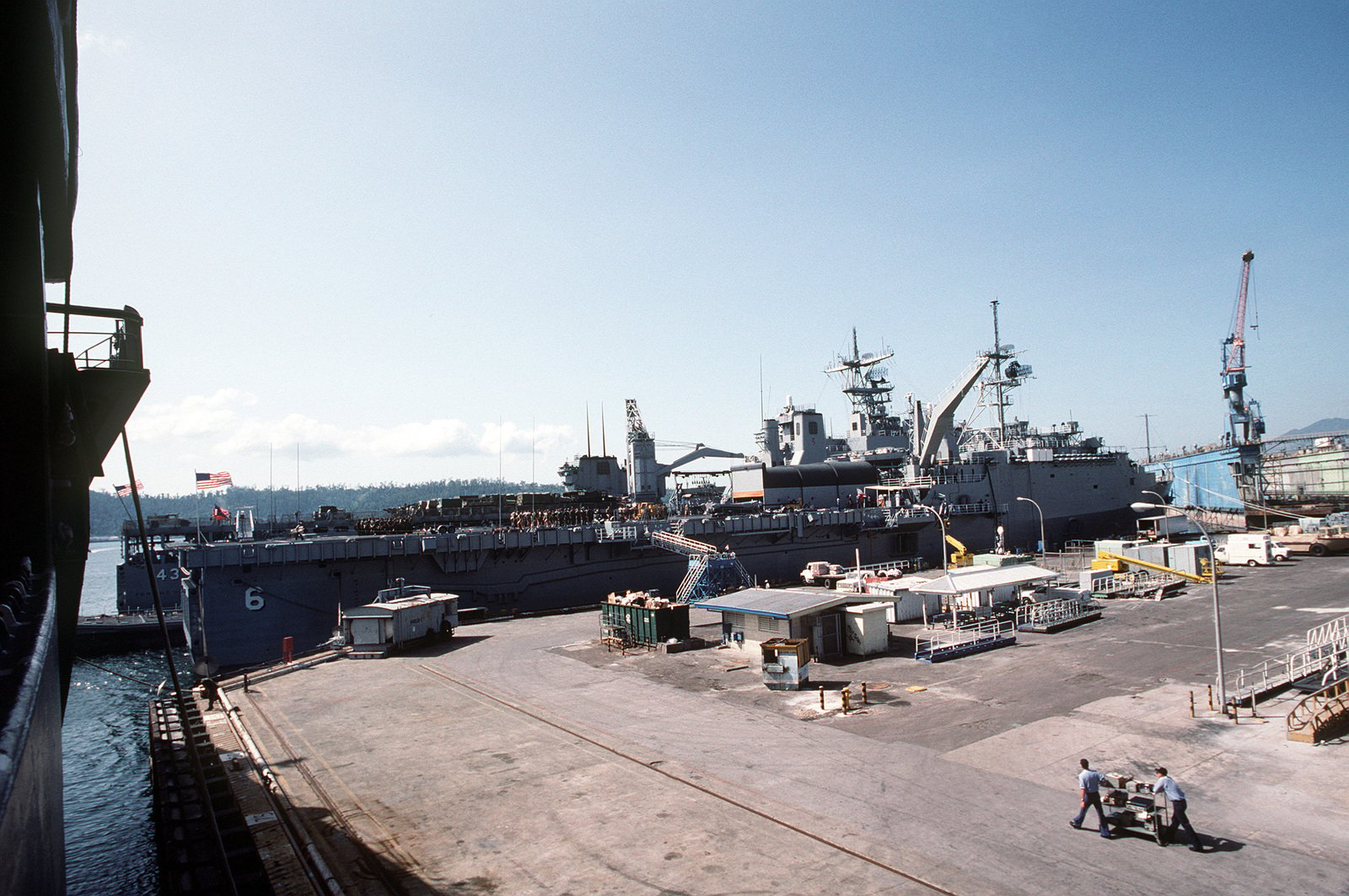 A starboard view of the amphibious transport dock USS DULUTH (LPD 6 ...