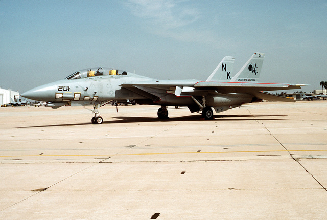 A left front view of a Fighter Squadron 31 (VF-31) F-14D Tomcat ...