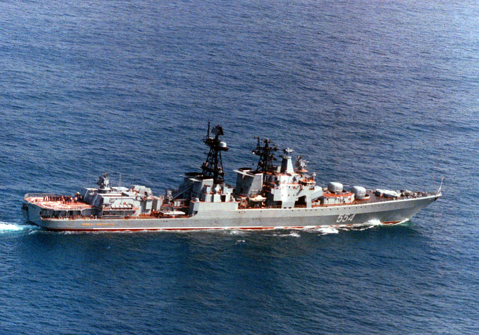 A starboard view of the Russian navy's Pacific Fleet Udaloy-class ...