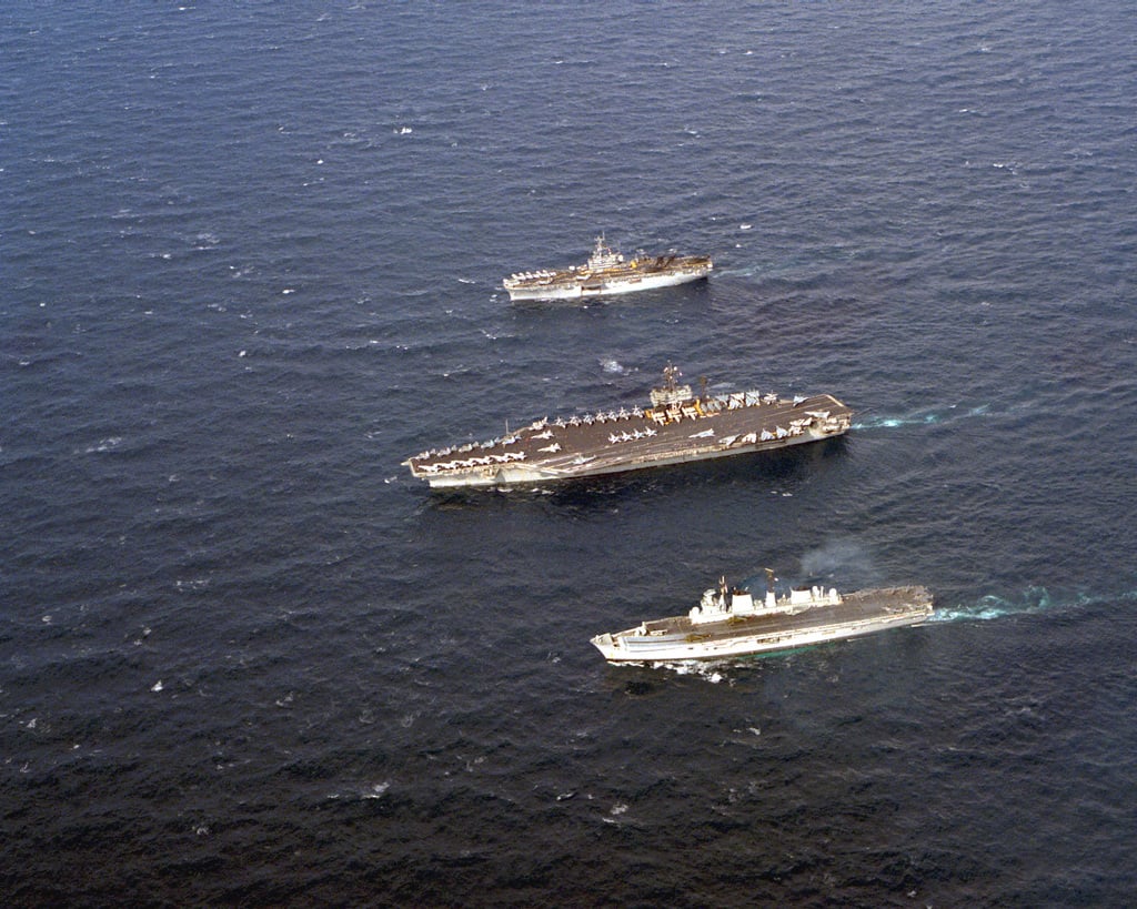 Blick von oben nach unten auf das amphibische Angriffsschiff USS GUAM ...