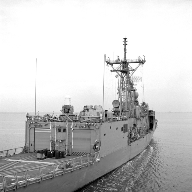 A starboard view of the guided missile frigate USS UNDERWOOD (FFG-36 ...