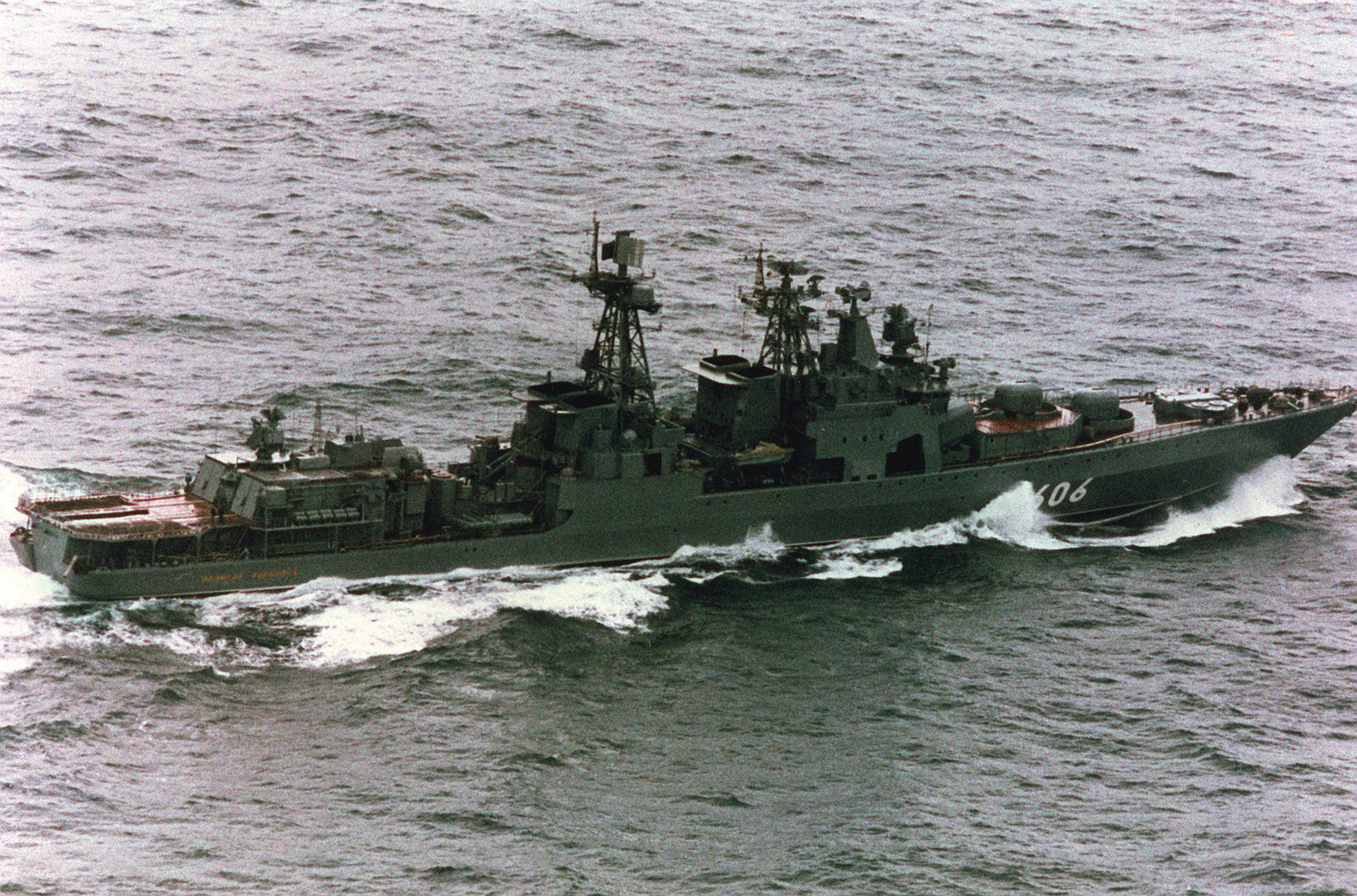 A starboard quarter view of the Russian Udaloy-class guided missile ...