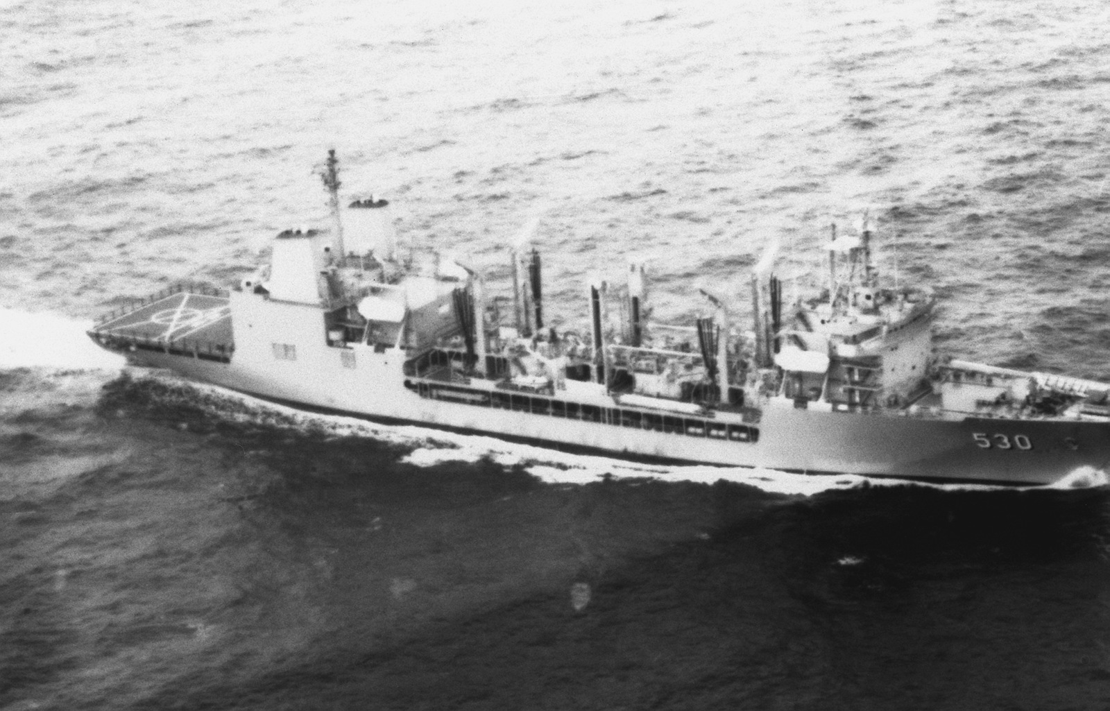 A starboard view of the Taiwanese Navy combat support ship WU YI (532 ...