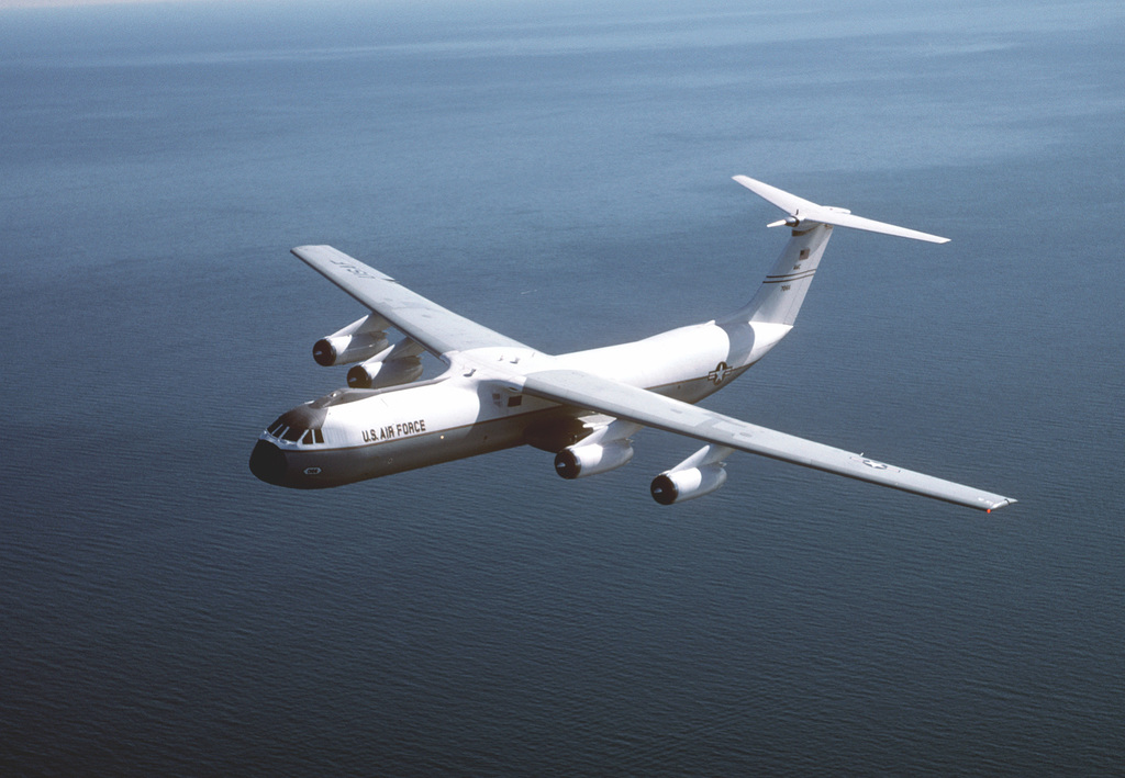 C wing. М2 Геркулес Старлифтер. Lockheed c-141 Starlifter Lockheed в небе.