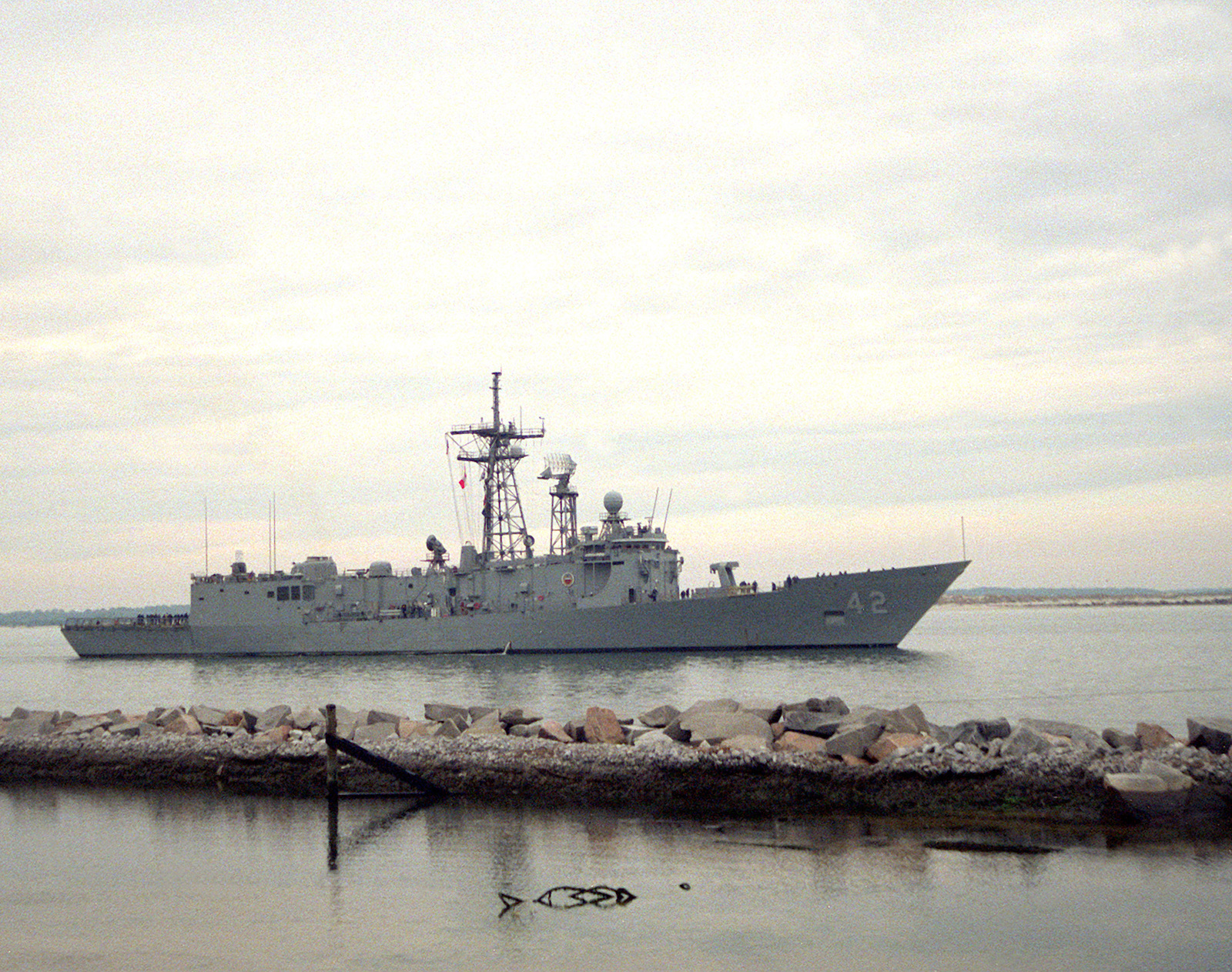 a-starboard-side-view-of-the-guided-missile-frigate-uss-klakring-ffg