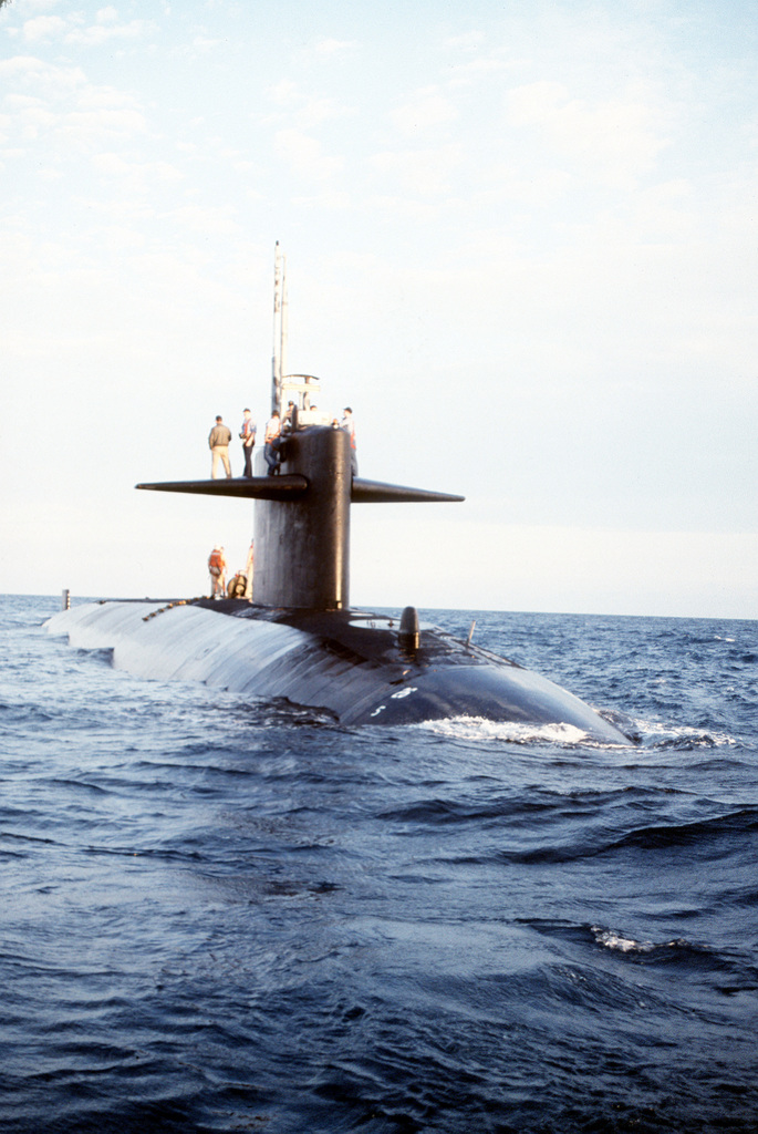 A starboard bow view of the nuclear-powered attack submarine USS GATO ...