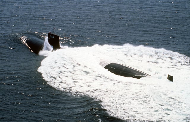 A port quarter view of the nuclear-powered attack submarine USS ...