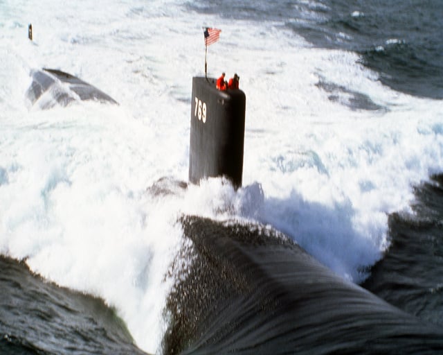 A starboard bow view of the nuclear-powered attack submarine USS TOLEDO ...