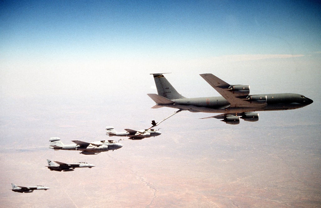 File:KC-135R Stratotanker refuels F-14A Tomcats of VF-41 and VF-84 during  Operation Provide Comfort on 28 April 1991 (6475591).jpg - Wikimedia Commons