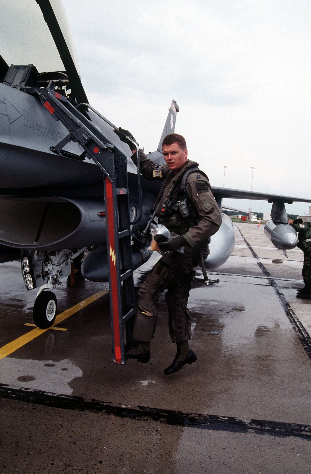 Cpt Dave Baker 3th Fighter Squadron Mountain Home Air Force Base Idaho Steps Down The Air